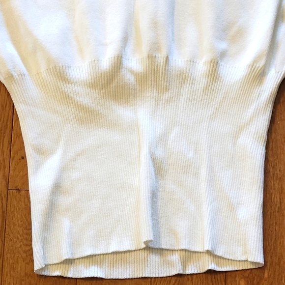 Baccarat cream top with snatched waist. V neck. Gathered arms. Large. - Picture 3 of 6